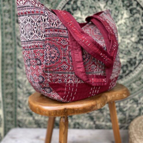 Kantha en blockprint tas gemaakt in Rajasthan, India. Volledig handwerk.