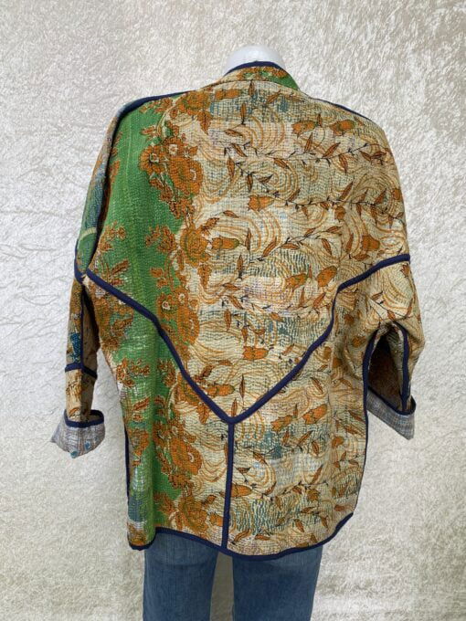 One of a kind kantha jas, elke jas is uniek. Gemaakt van antieke katoenen dekens uit India en reversible. Een echte eye catcher jas.Sustainable en upcycled en 100% katoen.