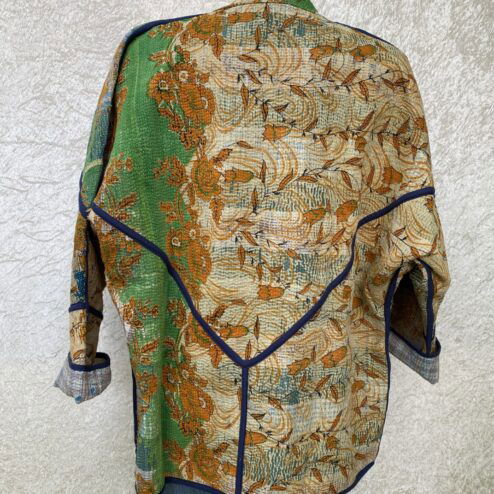 One of a kind kantha jas, elke jas is uniek. Gemaakt van antieke katoenen dekens uit India en reversible. Een echte eye catcher jas.Sustainable en upcycled en 100% katoen.