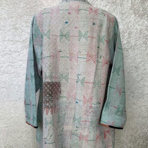One of a kind kantha jas, elke jas is uniek. Gemaakt van antieke katoenen dekens uit India en reversible. Een echte eye catcher jas.Sustainable en upcycled en 100% katoen.