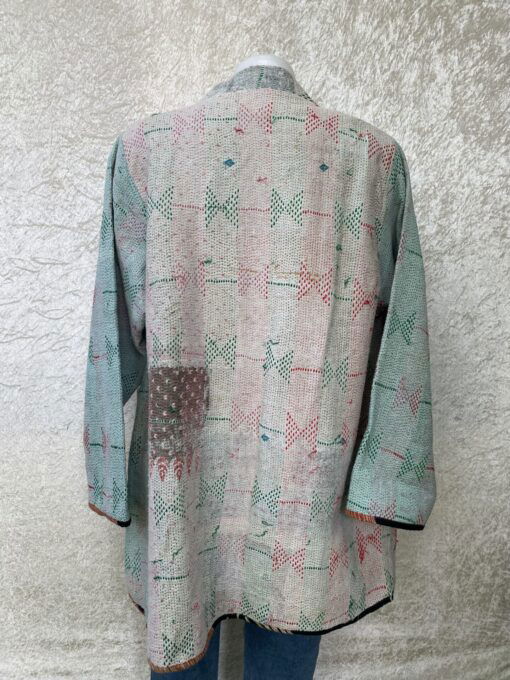 One of a kind kantha jas, elke jas is uniek. Gemaakt van antieke katoenen dekens uit India en reversible. Een echte eye catcher jas.Sustainable en upcycled en 100% katoen.