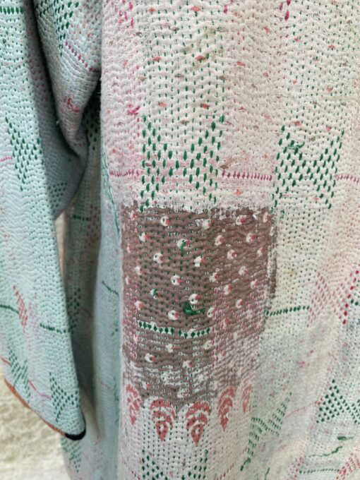 One of a kind kantha jas, elke jas is uniek. Gemaakt van antieke katoenen dekens uit India en reversible. Een echte eye catcher jas.Sustainable en upcycled en 100% katoen.