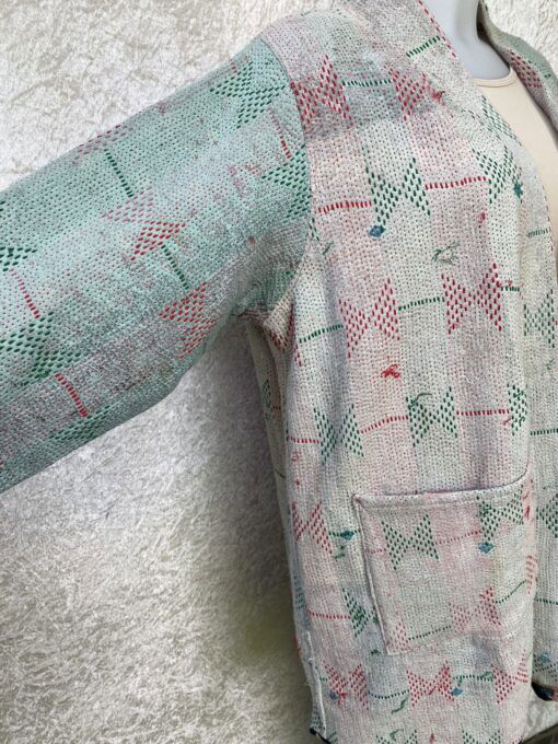 One of a kind kantha jas, elke jas is uniek. Gemaakt van antieke katoenen dekens uit India en reversible. Een echte eye catcher jas.Sustainable en upcycled en 100% katoen.