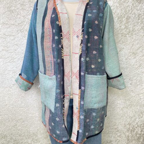One of a kind kantha jas, elke jas is uniek. Gemaakt van antieke katoenen dekens uit India en reversible. Een echte eye catcher jas.Sustainable en upcycled en 100% katoen.