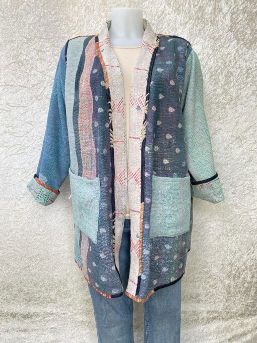 One of a kind kantha jas, elke jas is uniek. Gemaakt van antieke katoenen dekens uit India en reversible. Een echte eye catcher jas.Sustainable en upcycled en 100% katoen.