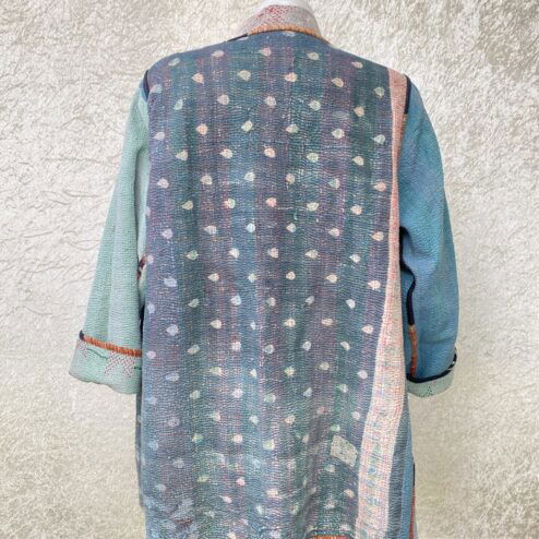 One of a kind kantha jas, elke jas is uniek. Gemaakt van antieke katoenen dekens uit India en reversible. Een echte eye catcher jas.Sustainable en upcycled en 100% katoen.