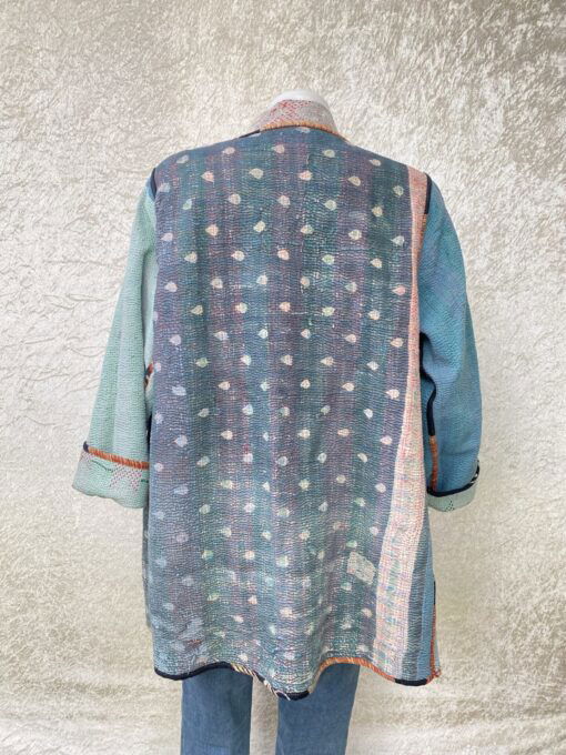 One of a kind kantha jas, elke jas is uniek. Gemaakt van antieke katoenen dekens uit India en reversible. Een echte eye catcher jas.Sustainable en upcycled en 100% katoen.