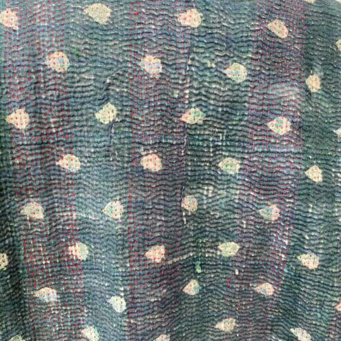 One of a kind kantha jas, elke jas is uniek. Gemaakt van antieke katoenen dekens uit India en reversible. Een echte eye catcher jas.Sustainable en upcycled en 100% katoen.