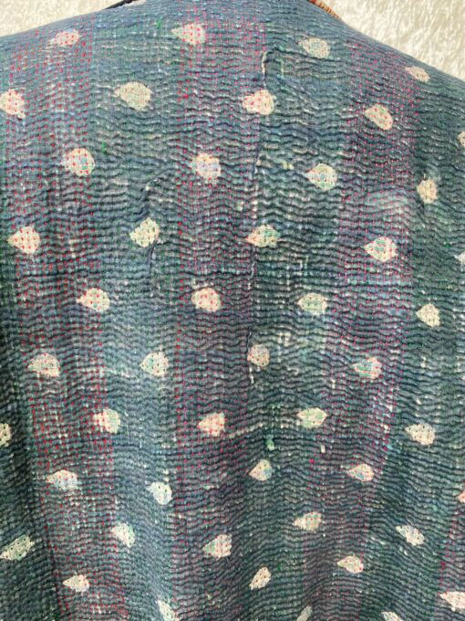 One of a kind kantha jas, elke jas is uniek. Gemaakt van antieke katoenen dekens uit India en reversible. Een echte eye catcher jas.Sustainable en upcycled en 100% katoen.