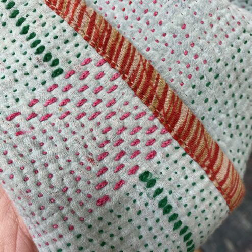 One of a kind kantha jas, elke jas is uniek. Gemaakt van antieke katoenen dekens uit India en reversible. Een echte eye catcher jas.Sustainable en upcycled en 100% katoen.