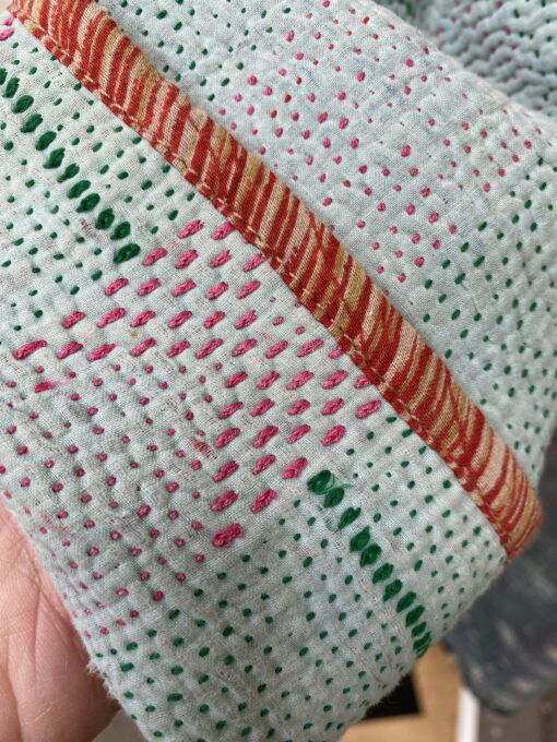 One of a kind kantha jas, elke jas is uniek. Gemaakt van antieke katoenen dekens uit India en reversible. Een echte eye catcher jas.Sustainable en upcycled en 100% katoen.
