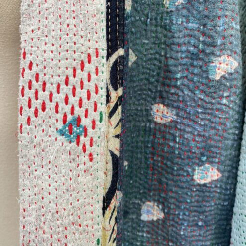 One of a kind kantha jas, elke jas is uniek. Gemaakt van antieke katoenen dekens uit India en reversible. Een echte eye catcher jas.Sustainable en upcycled en 100% katoen.