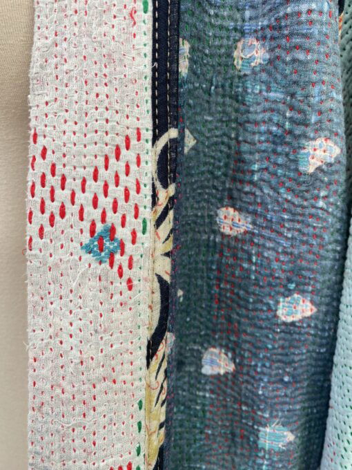 One of a kind kantha jas, elke jas is uniek. Gemaakt van antieke katoenen dekens uit India en reversible. Een echte eye catcher jas.Sustainable en upcycled en 100% katoen.