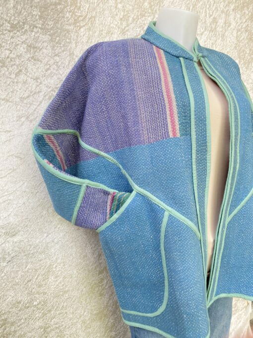 One of a kind kantha jas, elke jas is uniek. Gemaakt van antieke katoenen dekens uit India en reversible. Een echte eye catcher jas.Sustainable en upcycled en 100% katoen.