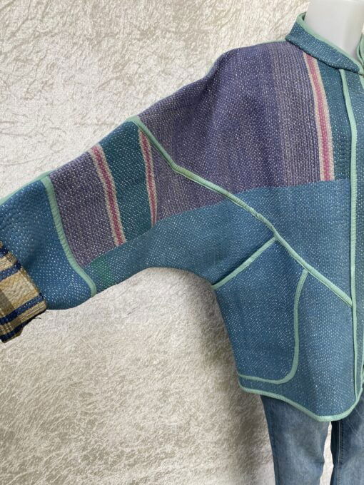 One of a kind kantha jas, elke jas is uniek. Gemaakt van antieke katoenen dekens uit India en reversible. Een echte eye catcher jas.Sustainable en upcycled en 100% katoen.