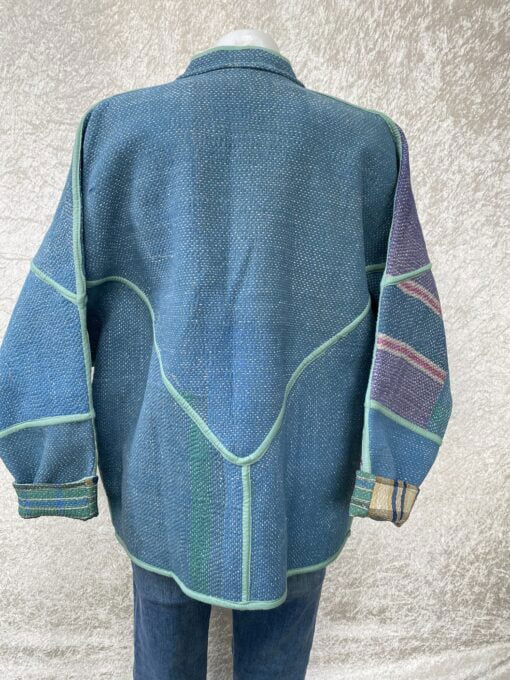One of a kind kantha jas, elke jas is uniek. Gemaakt van antieke katoenen dekens uit India en reversible. Een echte eye catcher jas.Sustainable en upcycled en 100% katoen.