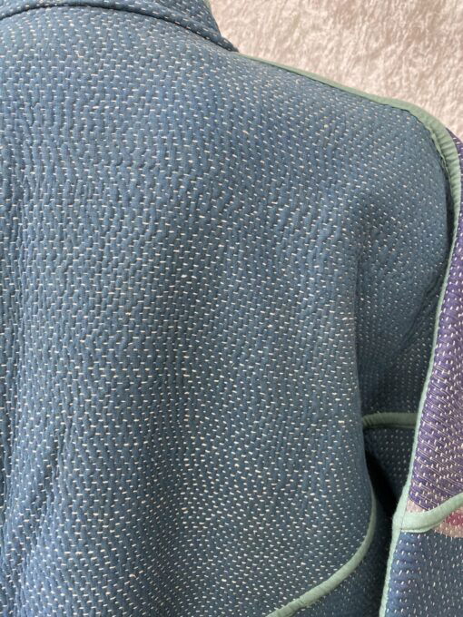 One of a kind kantha jas, elke jas is uniek. Gemaakt van antieke katoenen dekens uit India en reversible. Een echte eye catcher jas.Sustainable en upcycled en 100% katoen.