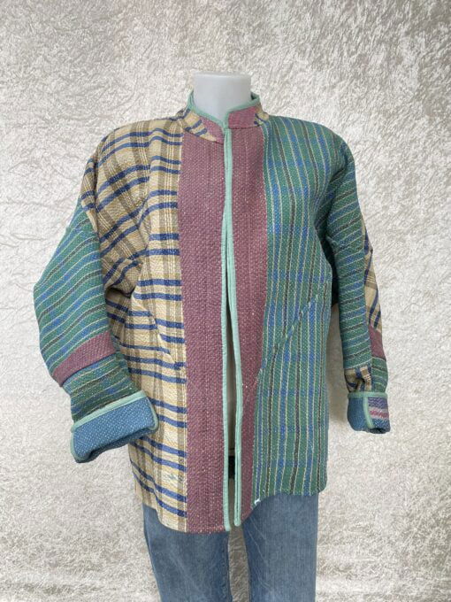 One of a kind kantha jas, elke jas is uniek. Gemaakt van antieke katoenen dekens uit India en reversible. Een echte eye catcher jas.Sustainable en upcycled en 100% katoen.