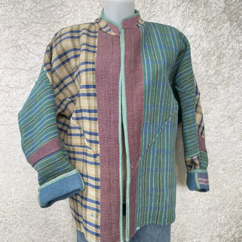 One of a kind kantha jas, elke jas is uniek. Gemaakt van antieke katoenen dekens uit India en reversible. Een echte eye catcher jas.Sustainable en upcycled en 100% katoen.
