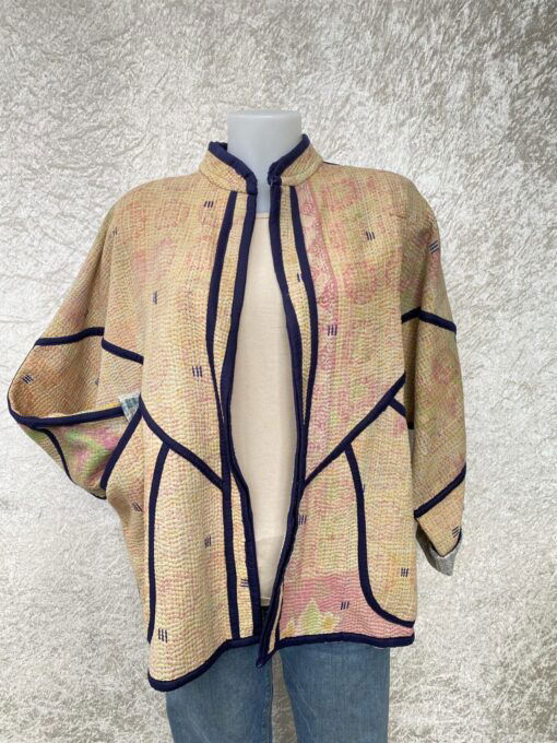 One of a kind kantha jas, elke jas is uniek. Gemaakt van antieke katoenen dekens uit India en reversible. Een echte eye catcher jas.Sustainable en upcycled en 100% katoen.