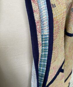 One of a kind kantha jas, elke jas is uniek. Gemaakt van antieke katoenen dekens uit India en reversible. Een echte eye catcher jas.Sustainable en upcycled en 100% katoen.