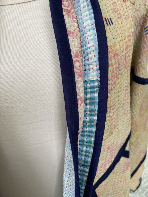 One of a kind kantha jas, elke jas is uniek. Gemaakt van antieke katoenen dekens uit India en reversible. Een echte eye catcher jas.Sustainable en upcycled en 100% katoen.