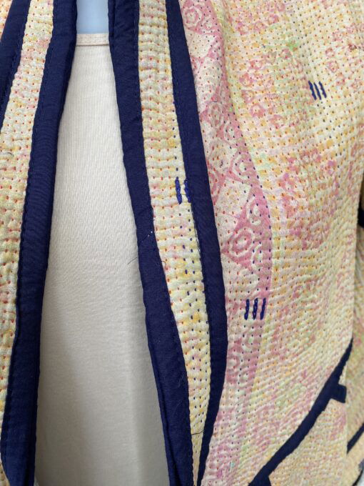 One of a kind kantha jas, elke jas is uniek. Gemaakt van antieke katoenen dekens uit India en reversible. Een echte eye catcher jas.Sustainable en upcycled en 100% katoen.