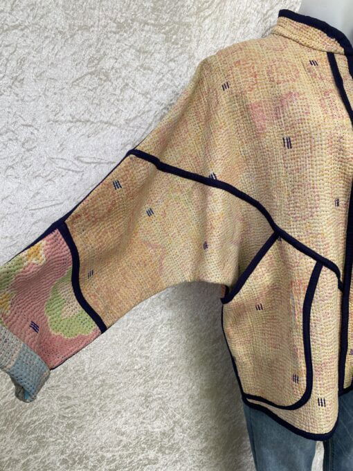 One of a kind kantha jas, elke jas is uniek. Gemaakt van antieke katoenen dekens uit India en reversible. Een echte eye catcher jas.Sustainable en upcycled en 100% katoen.