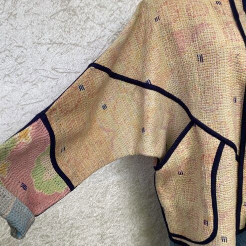 One of a kind kantha jas, elke jas is uniek. Gemaakt van antieke katoenen dekens uit India en reversible. Een echte eye catcher jas.Sustainable en upcycled en 100% katoen.