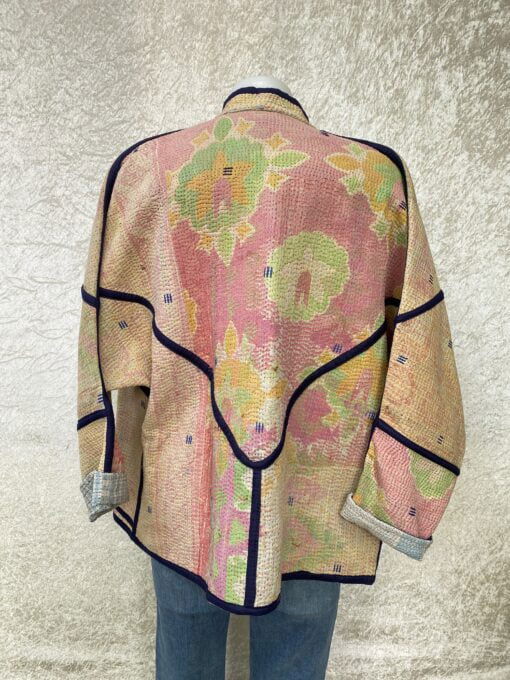 One of a kind kantha jas, elke jas is uniek. Gemaakt van antieke katoenen dekens uit India en reversible. Een echte eye catcher jas.Sustainable en upcycled en 100% katoen.