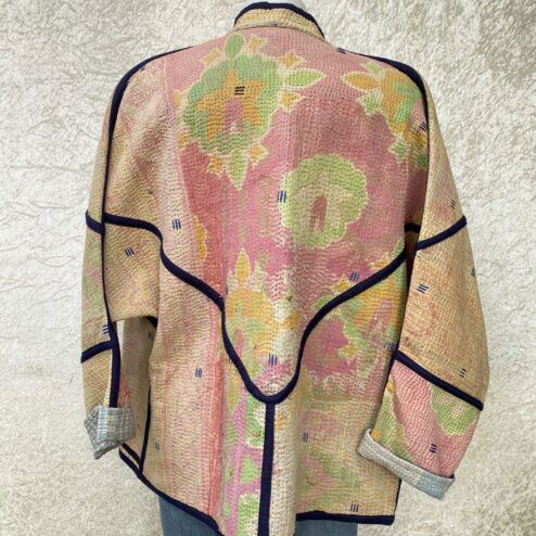 One of a kind kantha jas, elke jas is uniek. Gemaakt van antieke katoenen dekens uit India en reversible. Een echte eye catcher jas.Sustainable en upcycled en 100% katoen.