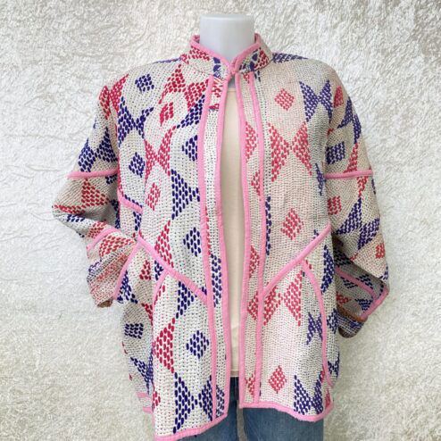 One of a kind kantha jas, elke jas is uniek. Gemaakt van antieke katoenen dekens uit India en reversible. Een echte eye catcher jas.Sustainable en upcycled en 100% katoen.