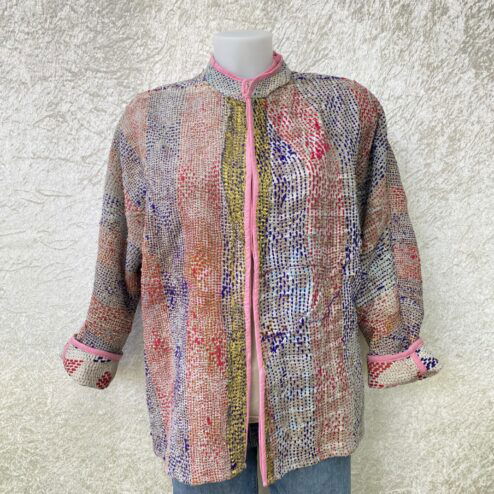 One of a kind kantha jas, elke jas is uniek. Gemaakt van antieke katoenen dekens uit India en reversible. Een echte eye catcher jas.Sustainable en upcycled en 100% katoen.