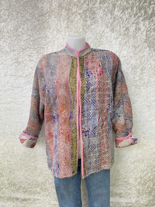 One of a kind kantha jas, elke jas is uniek. Gemaakt van antieke katoenen dekens uit India en reversible. Een echte eye catcher jas.Sustainable en upcycled en 100% katoen.