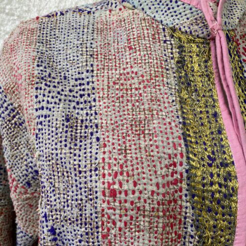One of a kind kantha jas, elke jas is uniek. Gemaakt van antieke katoenen dekens uit India en reversible. Een echte eye catcher jas.Sustainable en upcycled en 100% katoen.