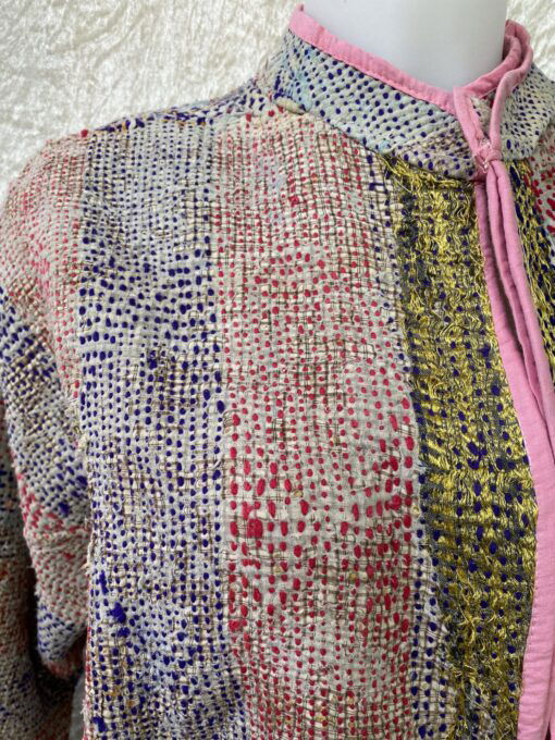 One of a kind kantha jas, elke jas is uniek. Gemaakt van antieke katoenen dekens uit India en reversible. Een echte eye catcher jas.Sustainable en upcycled en 100% katoen.