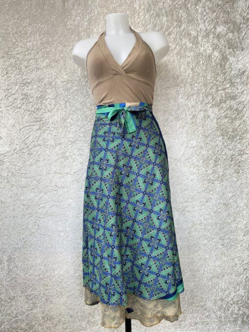 Wikkelrok passend van maat XS tot en met XXL. Gemaakt van twee vintage sari's uit India. De rok valt tot aan de enkel. De rok is aan twee zijden draagbaar, ofwel reversible. Voor en achterkant verschillen volledig van elkaar. Superleuk, upcycled en sustainable kledingstuk voor in je garderobe, en ook heerlijk voor mee op reis-want je hebt een 2 in 1 rok!