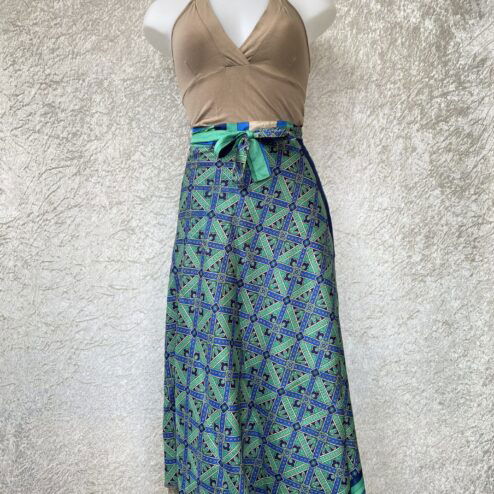 Wikkelrok passend van maat XS tot en met XXL. Gemaakt van twee vintage sari's uit India. De rok valt tot aan de enkel. De rok is aan twee zijden draagbaar, ofwel reversible. Voor en achterkant verschillen volledig van elkaar. Superleuk, upcycled en sustainable kledingstuk voor in je garderobe, en ook heerlijk voor mee op reis-want je hebt een 2 in 1 rok!