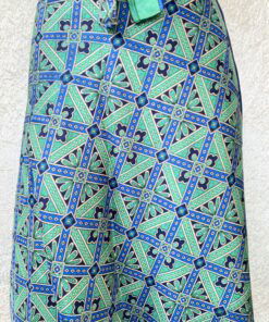 Wikkelrok passend van maat XS tot en met XXL. Gemaakt van twee vintage sari's uit India. De rok valt tot aan de enkel. De rok is aan twee zijden draagbaar, ofwel reversible. Voor en achterkant verschillen volledig van elkaar. Superleuk, upcycled en sustainable kledingstuk voor in je garderobe, en ook heerlijk voor mee op reis-want je hebt een 2 in 1 rok!
