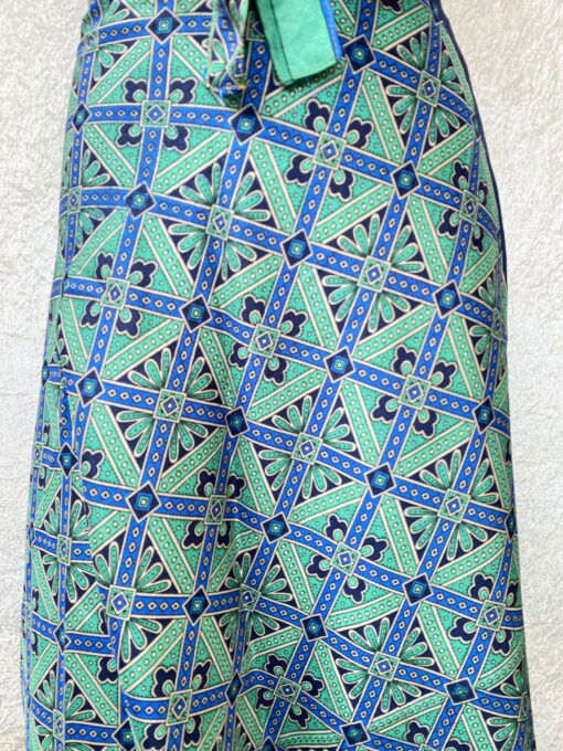 Wikkelrok passend van maat XS tot en met XXL. Gemaakt van twee vintage sari's uit India. De rok valt tot aan de enkel. De rok is aan twee zijden draagbaar, ofwel reversible. Voor en achterkant verschillen volledig van elkaar. Superleuk, upcycled en sustainable kledingstuk voor in je garderobe, en ook heerlijk voor mee op reis-want je hebt een 2 in 1 rok!