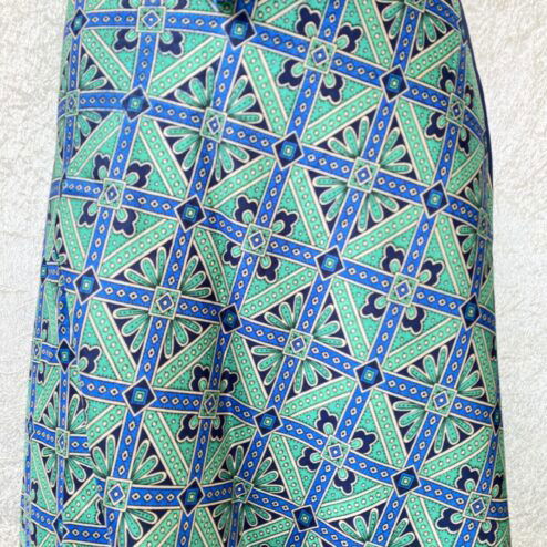 Wikkelrok passend van maat XS tot en met XXL. Gemaakt van twee vintage sari's uit India. De rok valt tot aan de enkel. De rok is aan twee zijden draagbaar, ofwel reversible. Voor en achterkant verschillen volledig van elkaar. Superleuk, upcycled en sustainable kledingstuk voor in je garderobe, en ook heerlijk voor mee op reis-want je hebt een 2 in 1 rok!