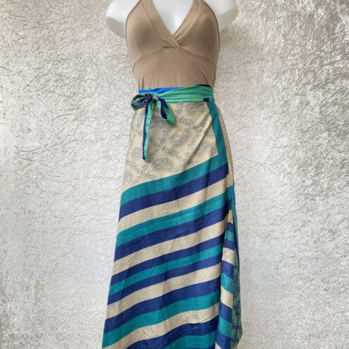 Wikkelrok passend van maat XS tot en met XXL. Gemaakt van twee vintage sari's uit India. De rok valt tot aan de enkel. De rok is aan twee zijden draagbaar, ofwel reversible. Voor en achterkant verschillen volledig van elkaar. Superleuk, upcycled en sustainable kledingstuk voor in je garderobe, en ook heerlijk voor mee op reis-want je hebt een 2 in 1 rok!