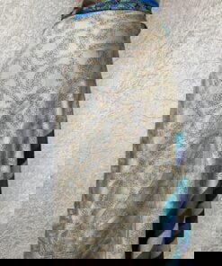 Wikkelrok passend van maat XS tot en met XXL. Gemaakt van twee vintage sari's uit India. De rok valt tot aan de enkel. De rok is aan twee zijden draagbaar, ofwel reversible. Voor en achterkant verschillen volledig van elkaar. Superleuk, upcycled en sustainable kledingstuk voor in je garderobe, en ook heerlijk voor mee op reis-want je hebt een 2 in 1 rok!