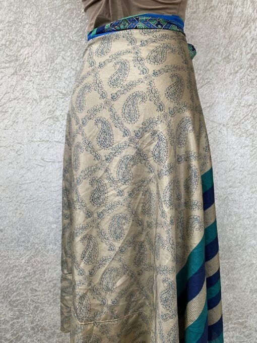 Wikkelrok passend van maat XS tot en met XXL. Gemaakt van twee vintage sari's uit India. De rok valt tot aan de enkel. De rok is aan twee zijden draagbaar, ofwel reversible. Voor en achterkant verschillen volledig van elkaar. Superleuk, upcycled en sustainable kledingstuk voor in je garderobe, en ook heerlijk voor mee op reis-want je hebt een 2 in 1 rok!