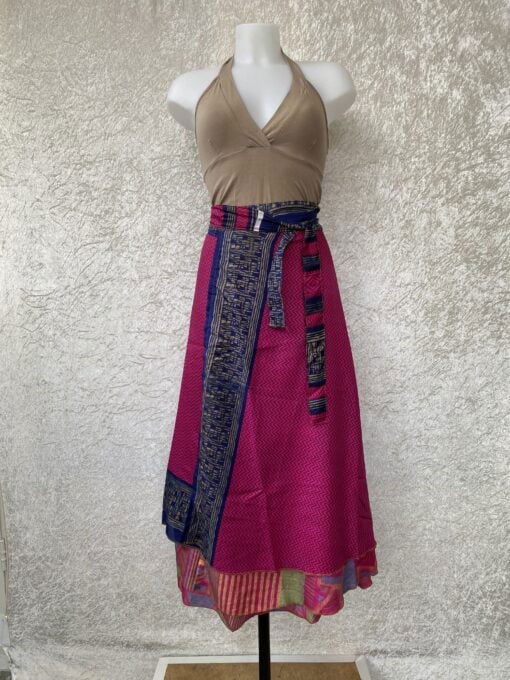 Wikkelrok passend van maat XS tot en met XXL. Gemaakt van twee vintage sari's uit India. De rok valt tot aan de enkel. De rok is aan twee zijden draagbaar, ofwel reversible. Voor en achterkant verschillen volledig van elkaar. Superleuk, upcycled en sustainable kledingstuk voor in je garderobe, en ook heerlijk voor mee op reis-want je hebt een 2 in 1 rok!