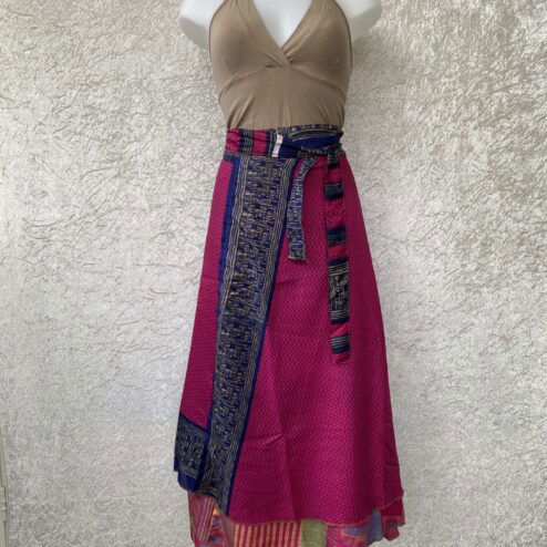 Wikkelrok passend van maat XS tot en met XXL. Gemaakt van twee vintage sari's uit India. De rok valt tot aan de enkel. De rok is aan twee zijden draagbaar, ofwel reversible. Voor en achterkant verschillen volledig van elkaar. Superleuk, upcycled en sustainable kledingstuk voor in je garderobe, en ook heerlijk voor mee op reis-want je hebt een 2 in 1 rok!