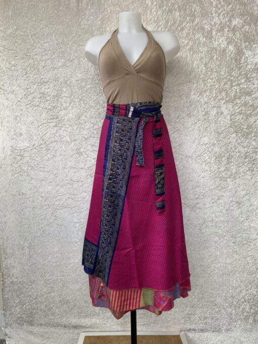 Wikkelrok passend van maat XS tot en met XXL. Gemaakt van twee vintage sari's uit India. De rok valt tot aan de enkel. De rok is aan twee zijden draagbaar, ofwel reversible. Voor en achterkant verschillen volledig van elkaar. Superleuk, upcycled en sustainable kledingstuk voor in je garderobe, en ook heerlijk voor mee op reis-want je hebt een 2 in 1 rok!