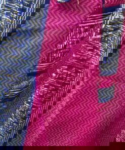 Wikkelrok passend van maat XS tot en met XXL. Gemaakt van twee vintage sari's uit India. De rok valt tot aan de enkel. De rok is aan twee zijden draagbaar, ofwel reversible. Voor en achterkant verschillen volledig van elkaar. Superleuk, upcycled en sustainable kledingstuk voor in je garderobe, en ook heerlijk voor mee op reis-want je hebt een 2 in 1 rok!