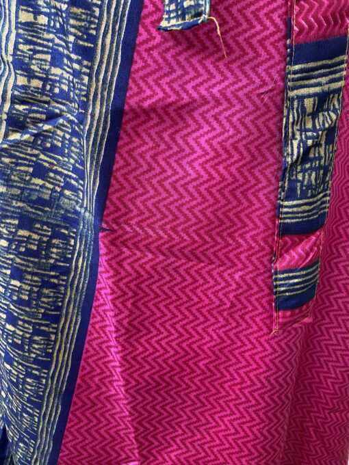 Wikkelrok passend van maat XS tot en met XXL. Gemaakt van twee vintage sari's uit India. De rok valt tot aan de enkel. De rok is aan twee zijden draagbaar, ofwel reversible. Voor en achterkant verschillen volledig van elkaar. Superleuk, upcycled en sustainable kledingstuk voor in je garderobe, en ook heerlijk voor mee op reis-want je hebt een 2 in 1 rok!