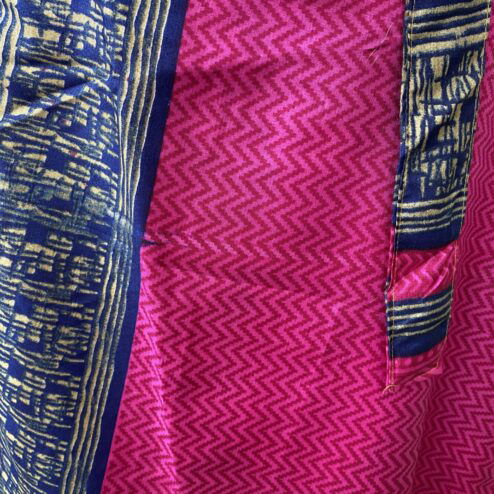 Wikkelrok passend van maat XS tot en met XXL. Gemaakt van twee vintage sari's uit India. De rok valt tot aan de enkel. De rok is aan twee zijden draagbaar, ofwel reversible. Voor en achterkant verschillen volledig van elkaar. Superleuk, upcycled en sustainable kledingstuk voor in je garderobe, en ook heerlijk voor mee op reis-want je hebt een 2 in 1 rok!